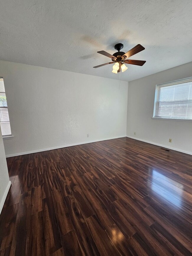 Building Photo - (3) Bed/(2) Bath Avail NOW! Oakhurst Addition!