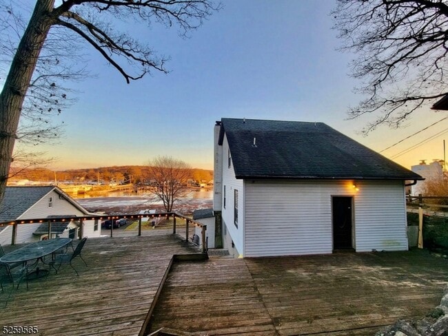 Building Photo - 15 S Lakeside Ave