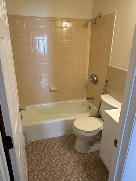 Building Photo - 121 New Britain Ave