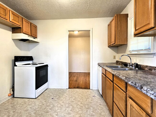 Building Photo - Lovely 2 Bedroom Home With A 1 Car Garage!...