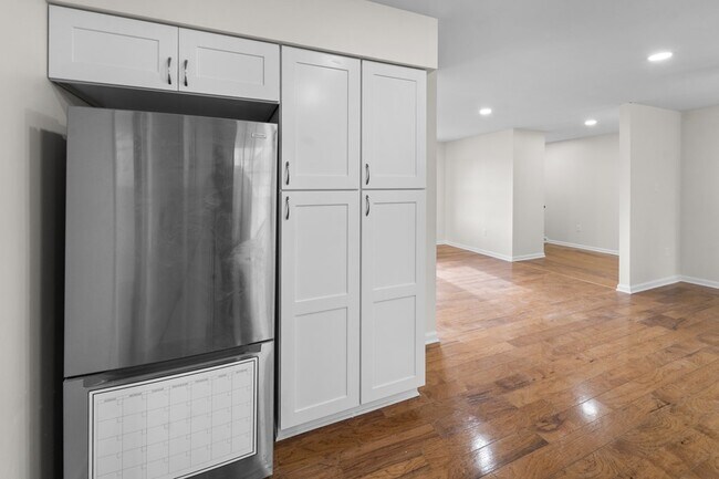 Building Photo - 983 Beverly Dr