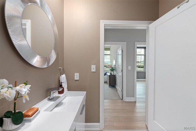 Building Photo - 4909 Laclede Ave