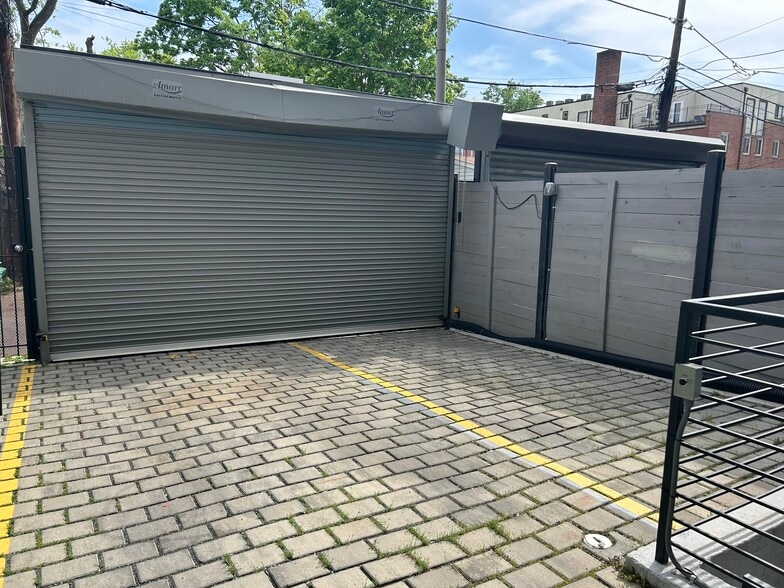 Garage - 818 Kennedy St NW