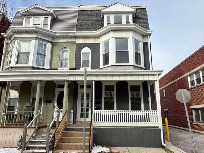 Building Photo - 133 W Maple St