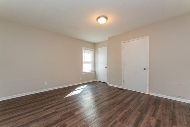 Building Photo - Move-In Ready Comfort – 4 Bed, 2 Bath!