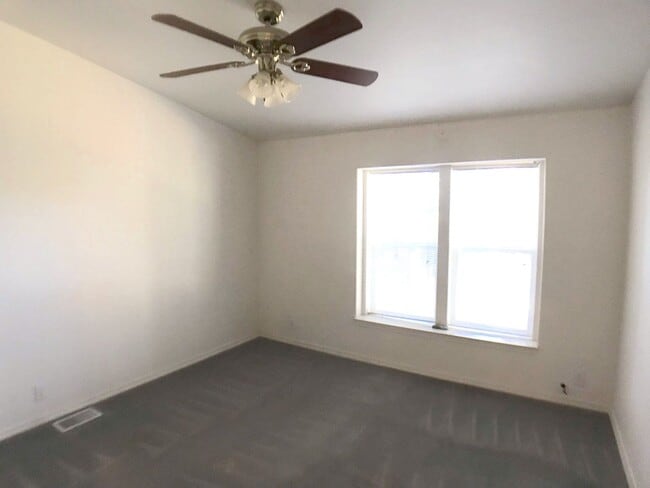 Building Photo - Jemez Mountains 3 bedroom with an open layout and large living areas and kitchen.