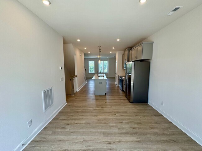 Building Photo - Brand New 3BR/3.5 Bath Townhouse in South ...