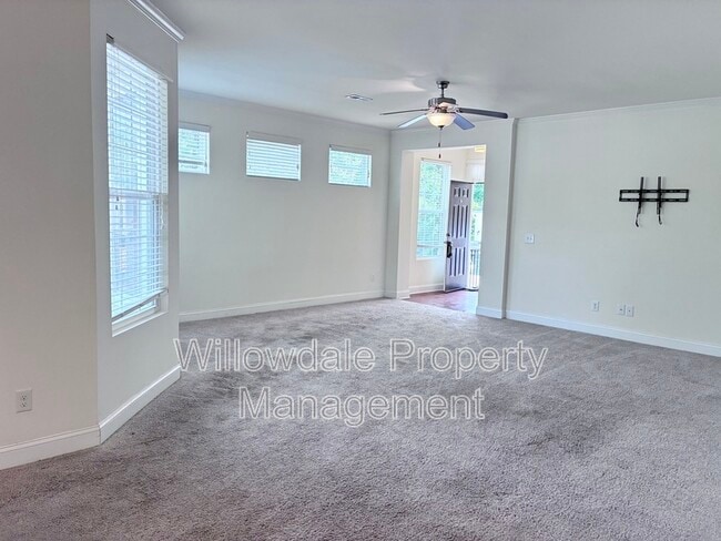 Building Photo - 100 Spring Pine Ln
