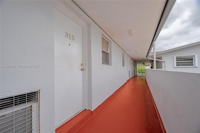 Building Photo - 120 Royal Palm Rd