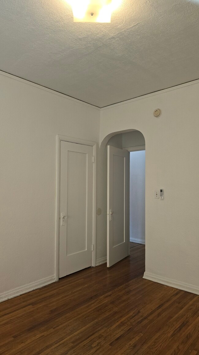 Building Photo - 2621 Wellington Rd