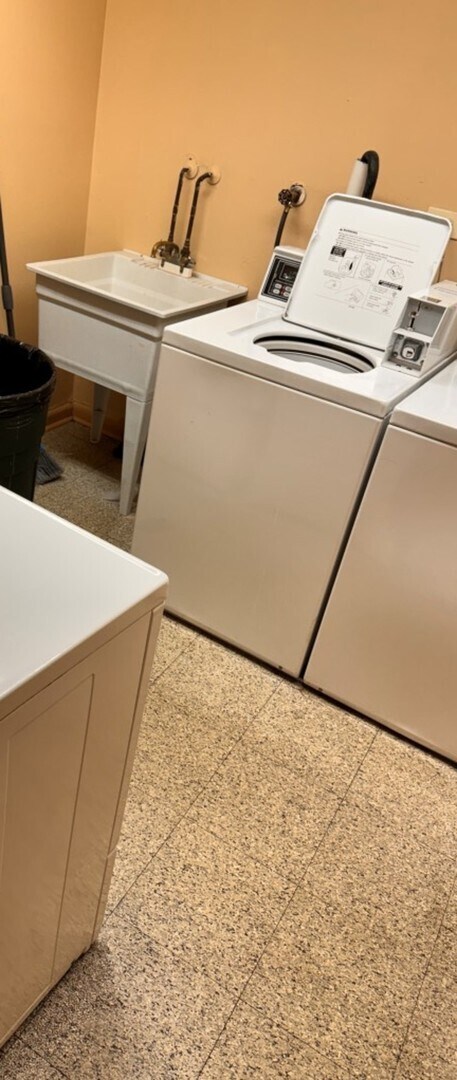 Building Photo - 2212 Country Club Dr