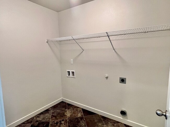 Building Photo - Beautiful Newer Built Home Central location!