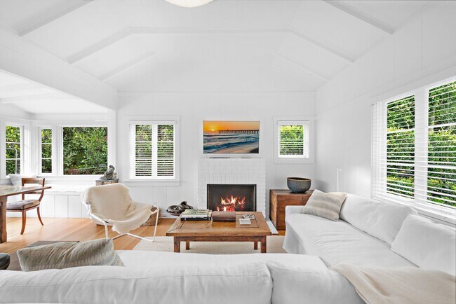 Building Photo - Classic Modern Cottage in Laguna Village