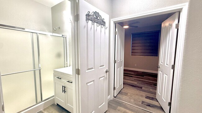 Building Photo - Five bedroom home in Henderson with downstairs bedroom and pool And Spa