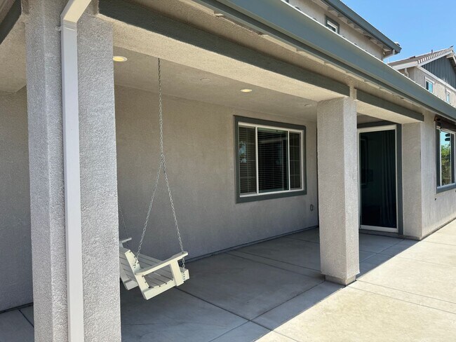 Building Photo - Beautiful 5 Bedroom, 3 Bathroom, 2800 Sqft...