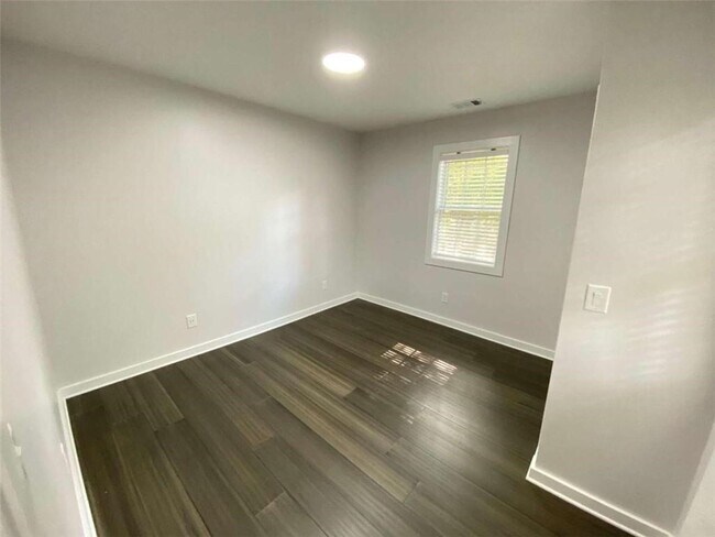Building Photo - 1127 Dobbs Dr SE