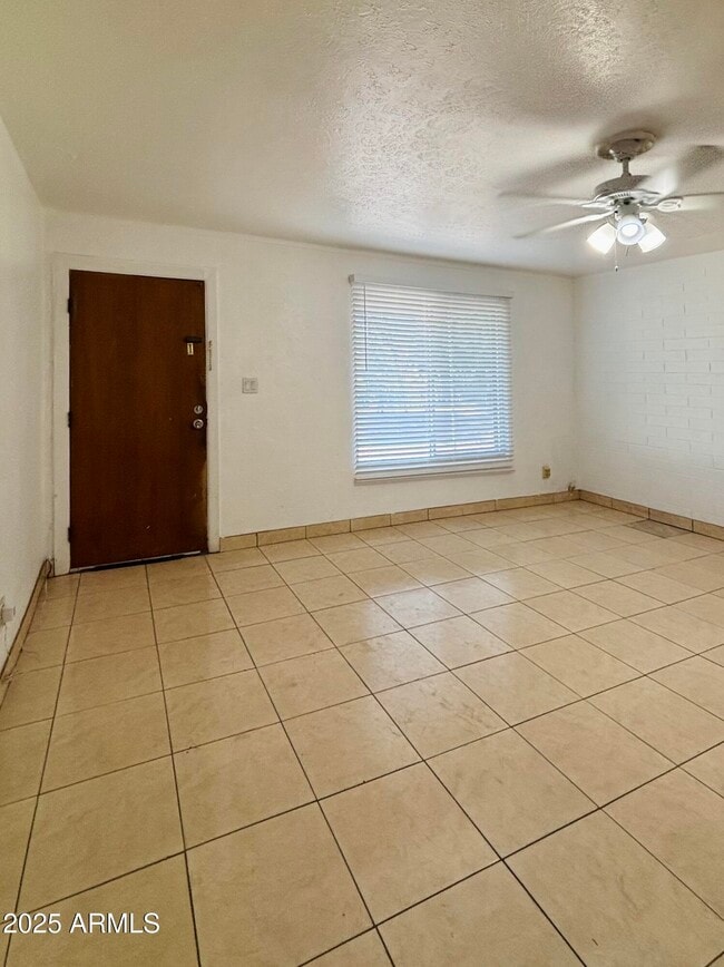 Building Photo - 4842 W Elm St