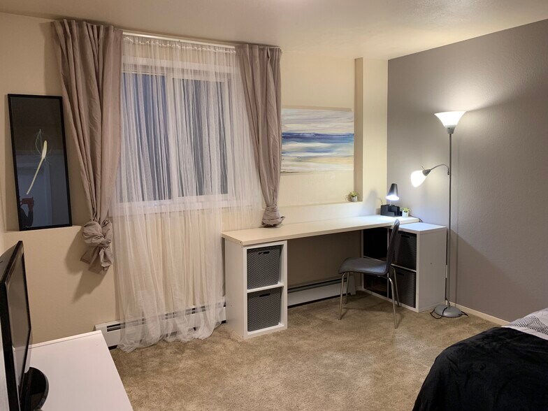 Single occupancy room with twin bed - 2536 Forest Park Dr