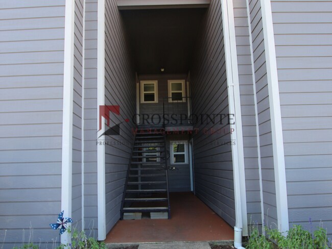 Building Photo - Tour Today: Downstairs 1 Bed 1 Bath Apartment!