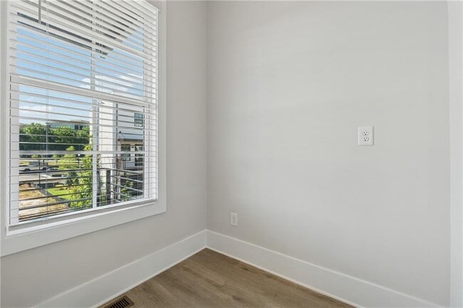 Building Photo - 428 Meadows Ln