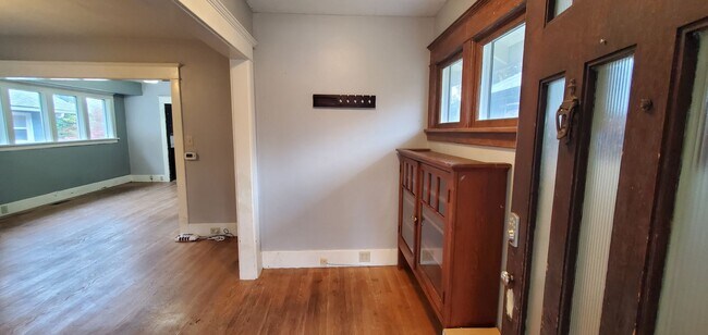 Building Photo - Spacious 2 Bed 1 Bath in Central Ballard