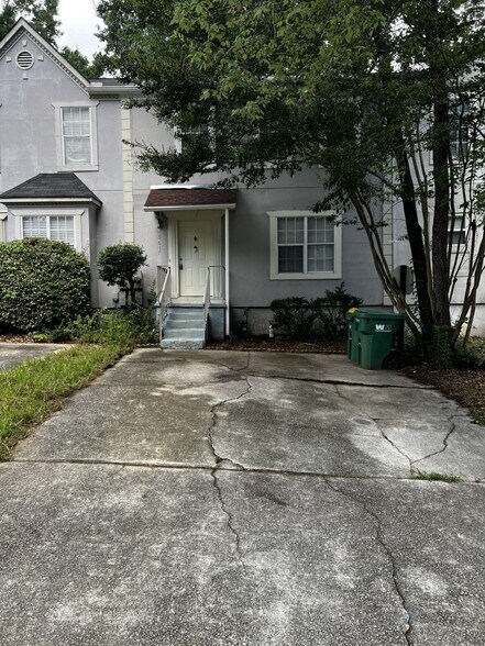 Building Photo - 6617 Meadow Green Cir