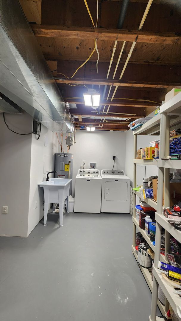 Building Photo - Beautifully Remodeled  End-Unit Townhome