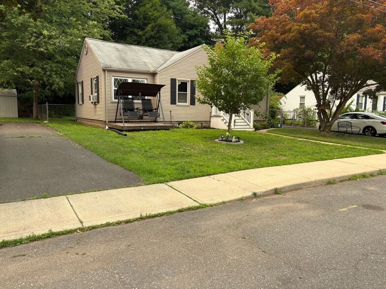 Building Photo - 157 Sycamore St