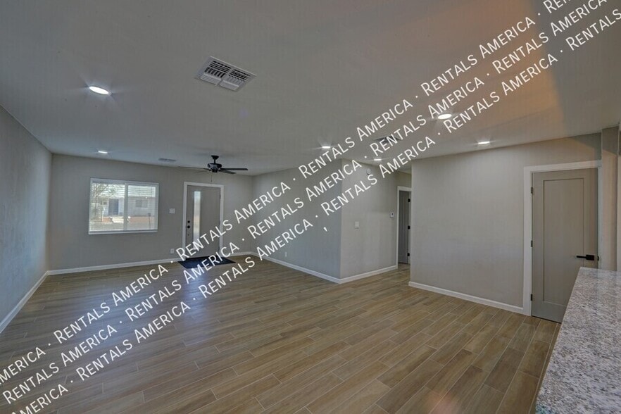 Building Photo - 4733 E 18th St