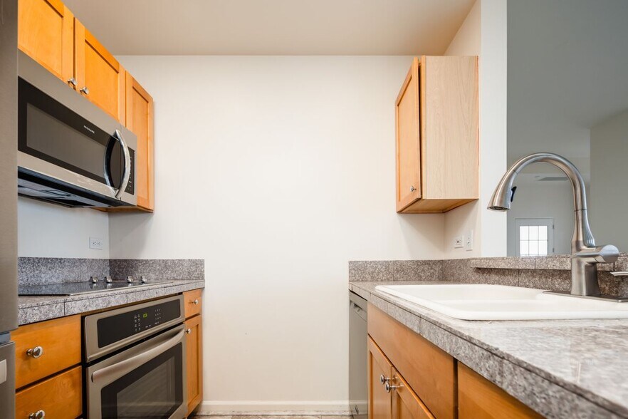 Building Photo - 475 W 12th Ave