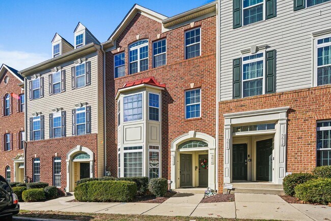 Building Photo - Exquisite brick-front duplex condo, ideall...