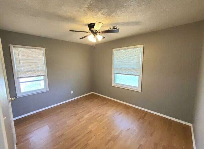 Building Photo - 2 Bed 1 Bath 1 Car Garage in the Bill Atki...