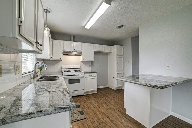 Building Photo - 2615 Lively Ln