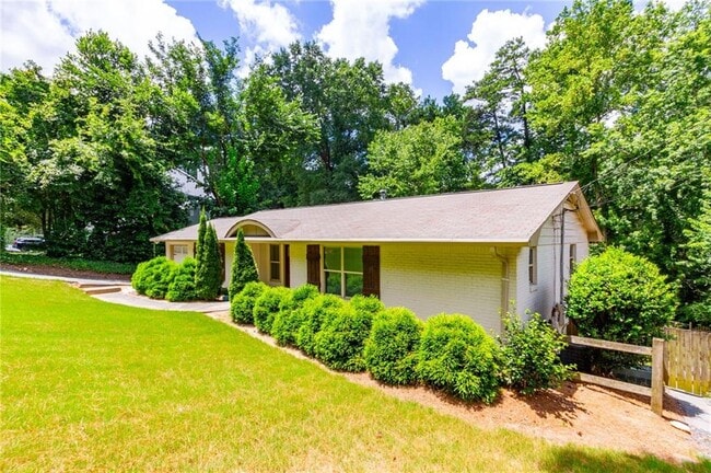 Building Photo - 3014 Skyland Dr NE