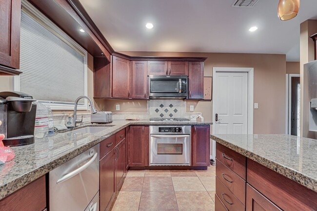 Building Photo - Taft GEM!