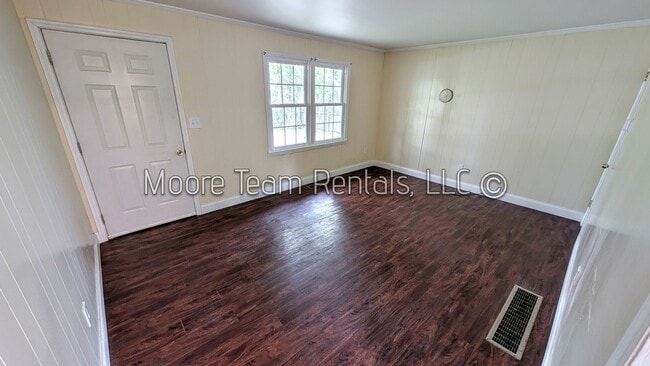Building Photo - 120 Robin St
