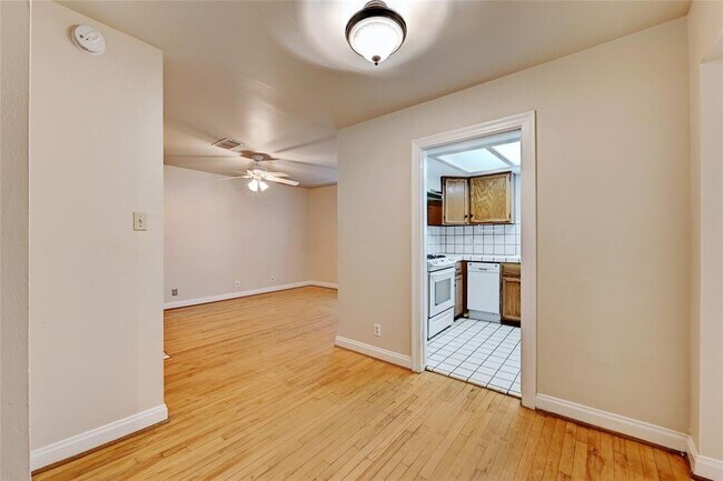Building Photo - 912 E 32nd St