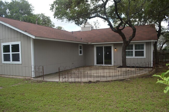 Building Photo - Gorgeous, Spacious 4 bed 2 bath