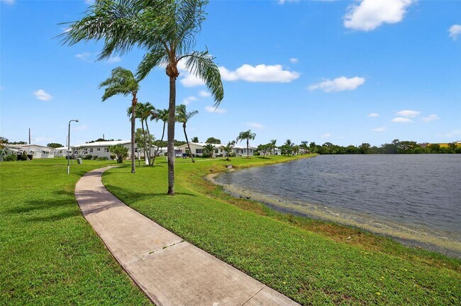 Building Photo - 2200 Park Ln