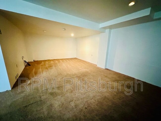 Building Photo - 319 Elfort Dr
