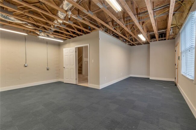 Building Photo - 180 Forest Glen Dr