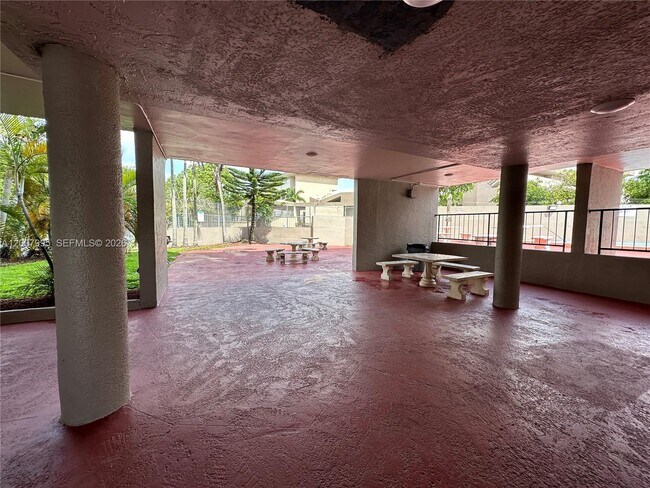 Building Photo - 802 NW 87th Ave