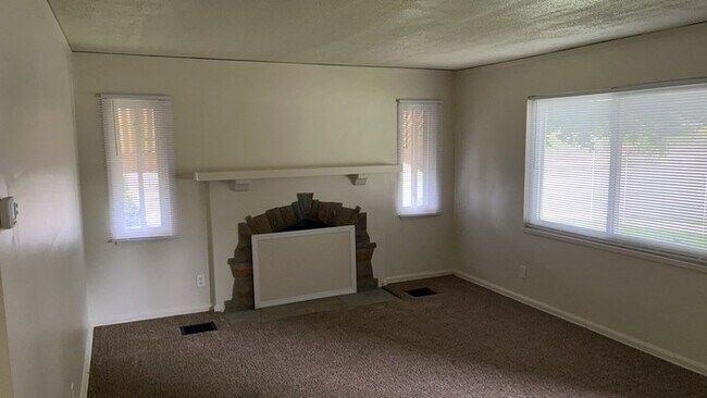 Building Photo - 1076 Sherwood Dr
