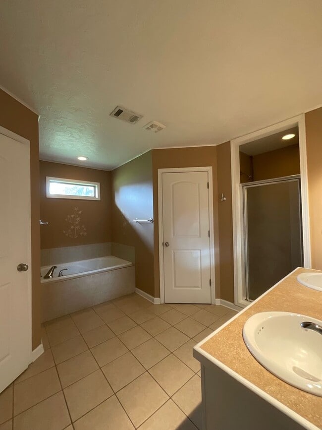 Building Photo - 110 Delia Dr