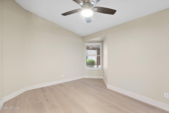 Building Photo - 9941 W Tonopah Dr