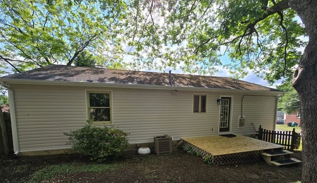 Building Photo - NEWLY REMODELED 3 bedroom house in Colonial Heights