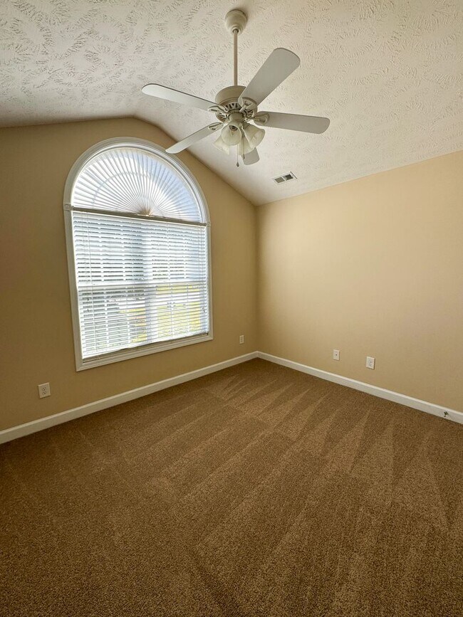 Building Photo - Charming 3 Bed 2 Bath Raeford Home with Fe...