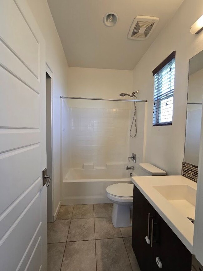 Building Photo - Bright Corner Unit Near Trails with Pool & 2-Car Garage