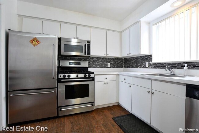 Building Photo - 509 N Fox Hills Dr