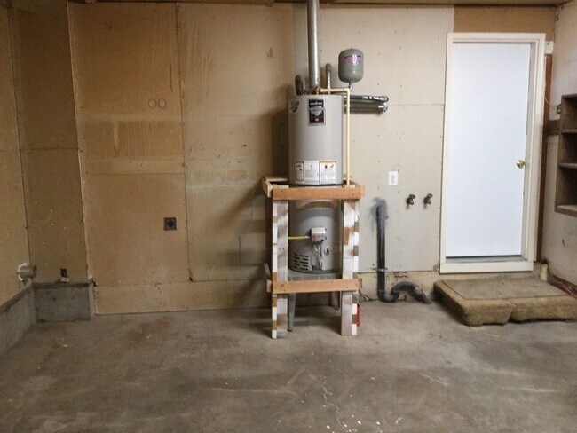 Building Photo - Westside 3 Bedroom House, New Kitchen, Paint, Flooring & Appliances, Attached Garage